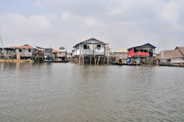 Cotonou, Benin yakınlarındaki Nokou Gölü 'nde tekne ve liman.