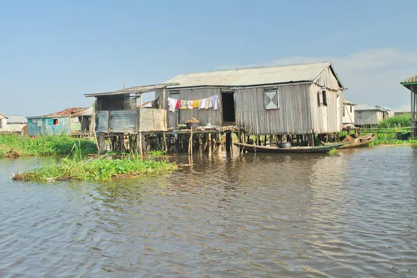      Cotonou, Benin yakınlarındaki Nokou Gölü 'nde tekne ve liman.                          