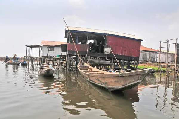 Cotonou, Benin yakınlarındaki Nokou Gölü 'nde tekne ve liman.