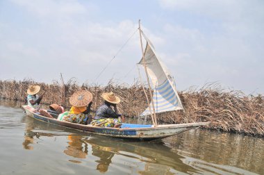  Cotonou, Benin yakınlarındaki Nokou Gölü 'nde tekne ve liman.