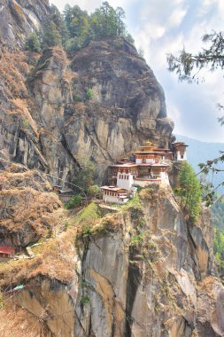Taktshang Manastırı, Bhutan 'da bir kaya kayalığında kaplan yuvası olarak adlandırıldı.