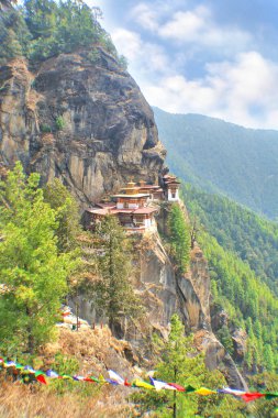 Taktshang Manastırı, Bhutan 'da bir kaya kayalığında kaplan yuvası olarak adlandırıldı.