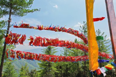 Taktshang Manastırı, Bhutan 'da bir kaya kayalığında kaplan yuvası olarak adlandırıldı.