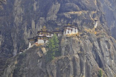 Taktshang Manastırı, Bhutan 'da bir kaya kayalığında kaplan yuvası olarak adlandırıldı.