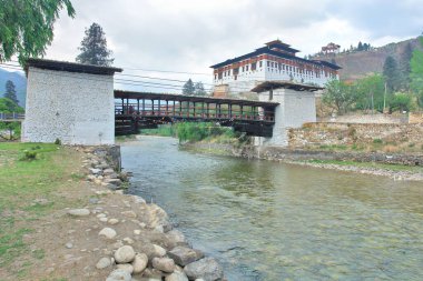 Nyamai Zam Köprüsü Paro Chhu nehrinden Paro Dzong, Paro, Butan 'a kadar uzanıyor.