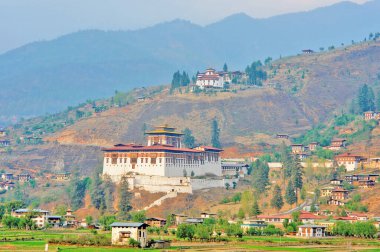           Paro 'daki bir tepedeki Bhutanese Rinpung Dzong Manastırı manzarası                     