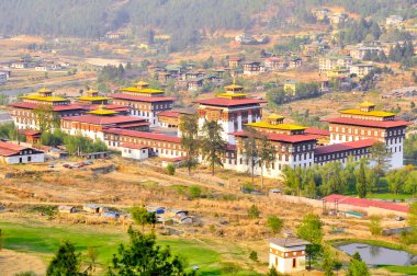 Bhutan 'ın başkenti Thimpu' nun Kraliyet Sarayı 'yla manzarası.