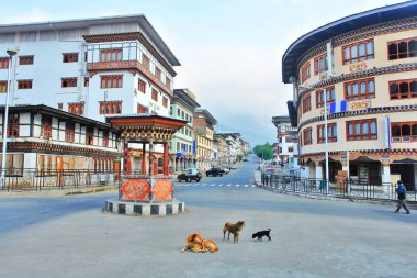       Thimpu 'nun Bhutan şehrinin ana caddesinin manzarası                         