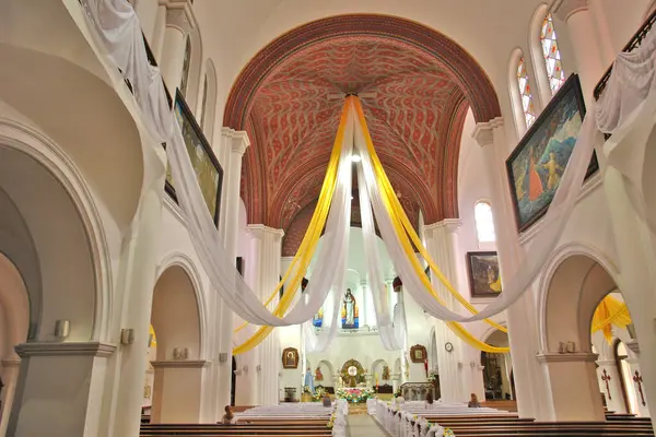      Azizler Kilisesi Simon ve Helena Kızıl Kilise olarak da bilinir.                          