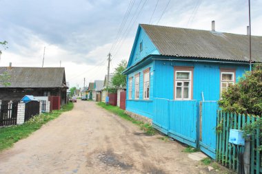   Belarus 'un Rakw kasabasındaki ahşap evler, eski Polonya toprakları.                             