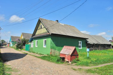   Belarus 'un Rakw kasabasındaki ahşap evler, eski Polonya toprakları.                             
