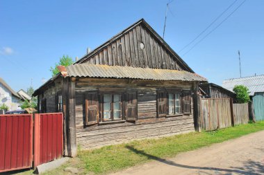   Belarus 'un Rakw kasabasındaki ahşap evler, eski Polonya toprakları.                             