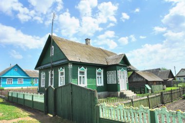   Belarus 'un Rakw kasabasındaki ahşap evler, eski Polonya toprakları.                             