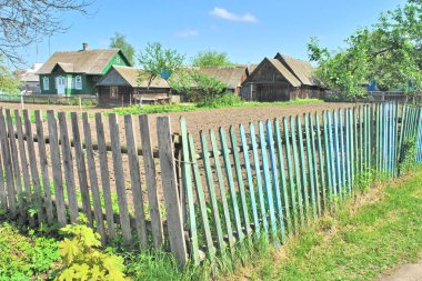   Belarus 'un Rakw kasabasındaki ahşap evler, eski Polonya toprakları.                             