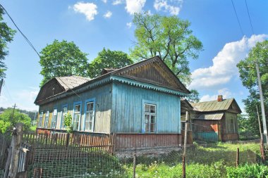   Belarus 'un Rakw kasabasındaki ahşap evler, eski Polonya toprakları.                             