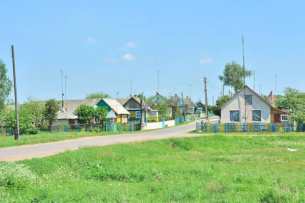   Belarus 'un Rakw kasabasındaki ahşap evler, eski Polonya toprakları.                             