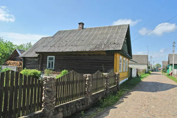   Belarus 'un Rakw kasabasındaki ahşap evler, eski Polonya toprakları.                             