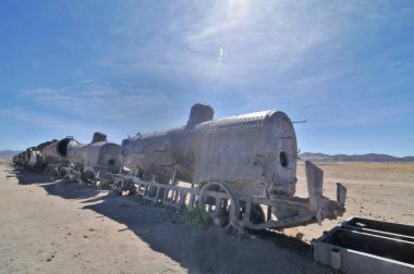   Salar de Uyuni 'deki tren mezarlığı ya da Uyuni, Bolivya, Güney Amerika' daki tuz çölü.                   