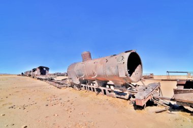   Salar de Uyuni 'deki tren mezarlığı ya da Uyuni, Bolivya, Güney Amerika' daki tuz çölü.                   