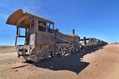   Salar de Uyuni 'deki tren mezarlığı ya da Uyuni, Bolivya, Güney Amerika' daki tuz çölü.                   