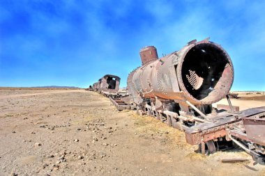   Salar de Uyuni 'deki tren mezarlığı ya da Uyuni, Bolivya, Güney Amerika' daki tuz çölü.                   