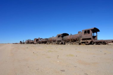   Salar de Uyuni 'deki tren mezarlığı ya da Uyuni, Bolivya, Güney Amerika' daki tuz çölü.                   