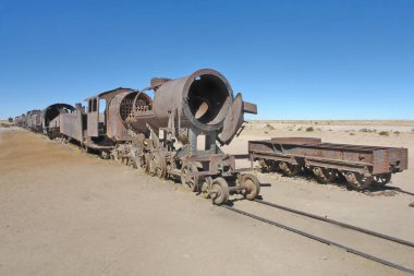   Salar de Uyuni 'deki tren mezarlığı ya da Uyuni, Bolivya, Güney Amerika' daki tuz çölü.                   