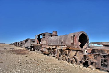   Salar de Uyuni 'deki tren mezarlığı ya da Uyuni, Bolivya, Güney Amerika' daki tuz çölü.                   