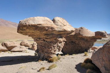Güney Bolivya 'da kaya oluşumları arasında Kara Göl adı verilen bir dağ gölü.