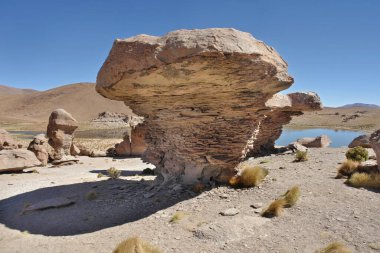 Güney Bolivya 'da kaya oluşumları arasında Kara Göl adı verilen bir dağ gölü.