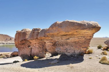 Güney Bolivya 'da kaya oluşumları arasında Kara Göl adı verilen bir dağ gölü.