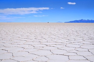 Güney Bolivya 'daki tuz kaplı Salar de Uyuni gölünün dibindeki panorama
