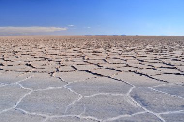 Güney Bolivya 'daki tuz kaplı Salar de Uyuni gölünün dibindeki panorama