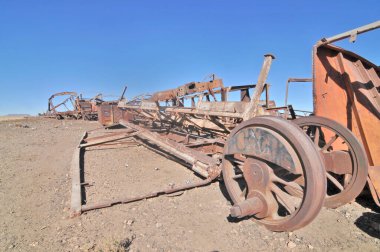     Salar de Uyuni 'deki tren mezarlığı ya da Uyuni, Bolivya, Güney Amerika' daki tuz çölü.                           