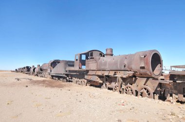 Salar de Uyuni 'deki tren mezarlığı ya da Uyuni, Bolivya, Güney Amerika' daki tuz çölü.