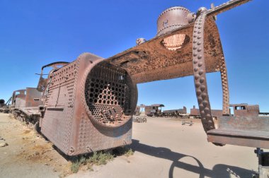 Salar de Uyuni 'deki tren mezarlığı ya da Uyuni, Bolivya, Güney Amerika' daki tuz çölü.