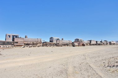 Salar de Uyuni 'deki tren mezarlığı ya da Uyuni, Bolivya, Güney Amerika' daki tuz çölü.