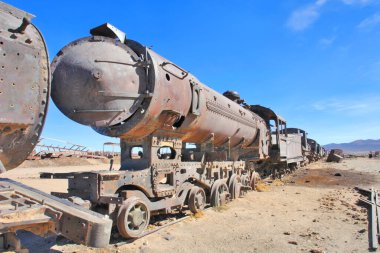 Salar de Uyuni 'deki tren mezarlığı ya da Uyuni, Bolivya, Güney Amerika' daki tuz çölü.