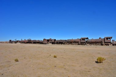 Salar de Uyuni 'deki tren mezarlığı ya da Uyuni, Bolivya, Güney Amerika' daki tuz çölü.