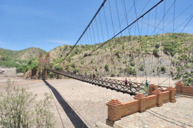     Mareşal Antonio Jos de Sucre Askılık Köprüsü Bolivya 'daki Pilcomayo Nehri üzerindeki sadece yaya asma köprüsü                           