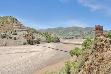     Mareşal Antonio Jos de Sucre Askılık Köprüsü Bolivya 'daki Pilcomayo Nehri üzerindeki sadece yaya asma köprüsü                           
