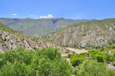 Güney Bolivya 'nın manzarası Potosi ve Sucre arasındaki yolda vadi zemininde Ro Pilcomayo nehri ile