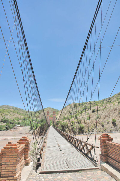     Маршал Антонио Жос де Сукре Подвесный мост для пешеходов через реку Пилкомайо в Боливии                           