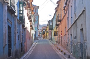 Koloni caddeleri olan eski Potosi kasabası, Bolivya