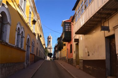 Koloni caddeleri olan eski Potosi kasabası, Bolivya