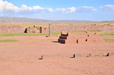 Batı Bolivya 'daki Tiwanaku-Kolombiya öncesi arkeolojik alandaki Kalasasasaya Tapınağı 