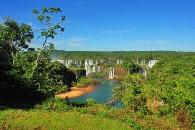 Iguaz Şelalesi Arjantin ve Brezilya sınırındaki Iguazu Nehri üzerinde.                               