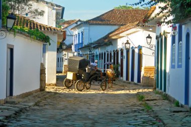 Paraty veya Parati 'deki Eski Sokaklar - Kosta Verde' de yer alan Portekiz sömürge ve Brezilya İmparatorluk Şehri iyi korunmuş.