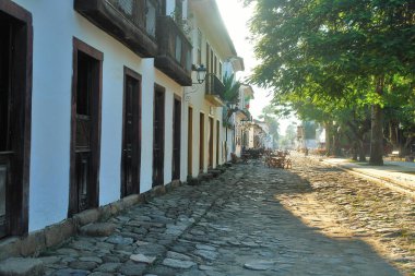 Paraty veya Parati 'deki Eski Sokaklar - Kosta Verde' de yer alan Portekiz sömürge ve Brezilya İmparatorluk Şehri iyi korunmuş.