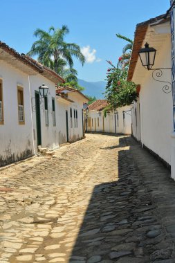 Paraty veya Parati 'deki Eski Sokaklar - Kosta Verde' de yer alan Portekiz sömürge ve Brezilya İmparatorluk Şehri iyi korunmuş.